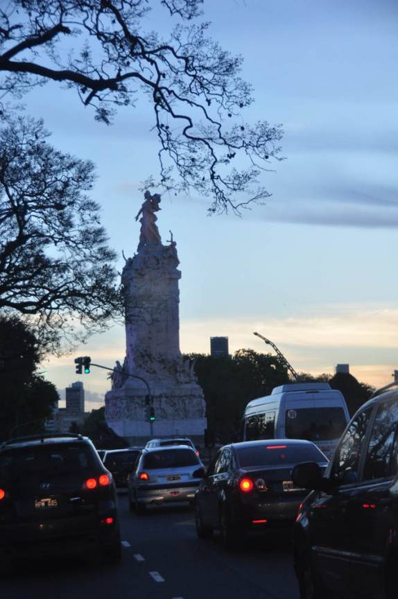 Chegando à Avenida Nueve de Julio, em Buenos Aires, capital da Argentina